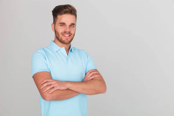 Porträtt Självsäker Ung Man Klädd Ljus Blå Polo Shirt Stående — Stockfoto