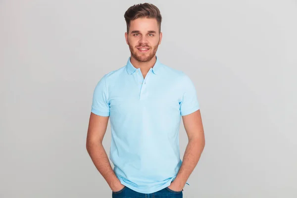 Retrato Joven Relajado Con Una Camiseta Polo Azul Claro Mientras — Foto de Stock