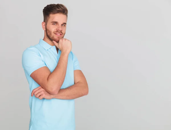 Porträtt Fundersam Ung Casual Man Klädd Ljusblå Polo Skjorta Med — Stockfoto