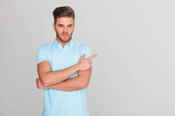 Retrato Homem Casual Confiante Vestindo Uma Camiseta Pólo Azul Claro — Fotografia de Stock