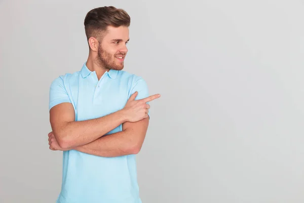 Ritratto Giovane Uomo Casual Che Indossa Una Polo Azzurra Guardando — Foto Stock