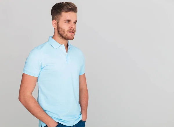 Porträtt Avslappnad Man Klädd Ljus Blå Polo Shirt Ser Att — Stockfoto