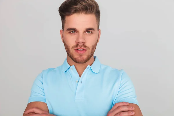 光青ポロを着て自信を持って男のポートレート 明るい灰色の背景に立って シャツ — ストック写真