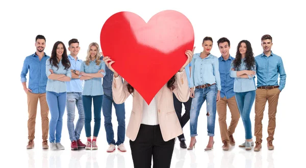Affärskvinna Gruppledare Håller Stora Röda Alla Hjärtans Dag Hjärtat Framför — Stockfoto