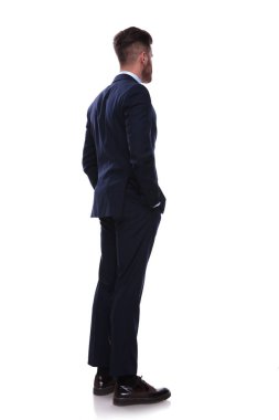 ceplerinde duran beyaz zemin üzerine eller ise işadamı Lacivert takım elbise görünüyor tarafa döndü