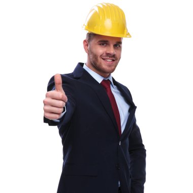 sarı koruma kask işareti dururken Yaşasın beyaz arka plan üzerinde yapım mühendisi öğrenci portresi