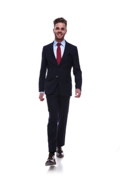 Beyaz arka plan üzerinde adım Lacivert takım elbise andred kravat giyen işadamı gülümseyen