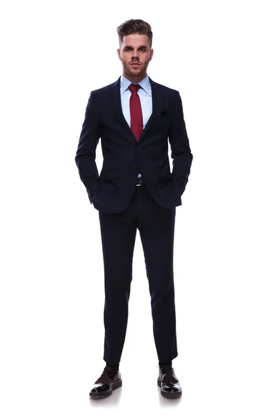 Stilig Avslappnad Affärsman Marinblå Färgade Kostym Står Vit Bakgrund Med — Stockfoto