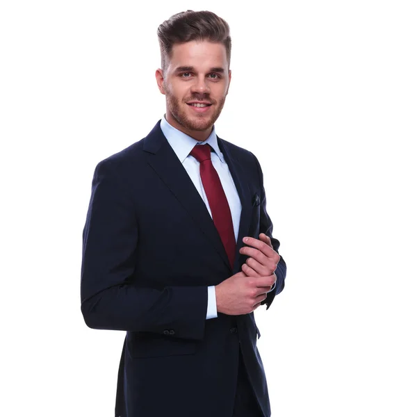 Retrato Hombre Negocios Sonriente Traje Azul Marino Corbata Roja Fijando — Foto de Stock