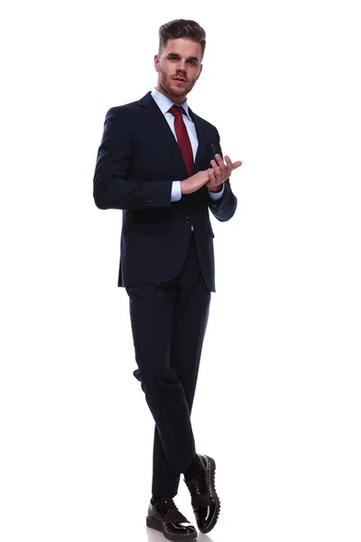 Ικανοποιημένοι Επιχειρηματίας Στέκεται Άσπρο Φόντο Πόδια Σταυρωμένα Και Τις Παλάμες — Φωτογραφία Αρχείου