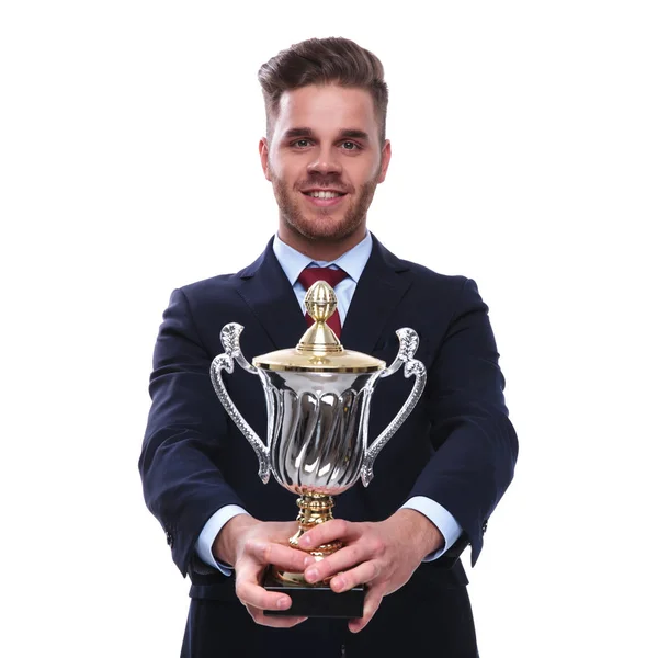 Jóképű Üzletember Navy Színben Kínálja Önnek Győztes Cup Fehér Háttér — Stock Fotó