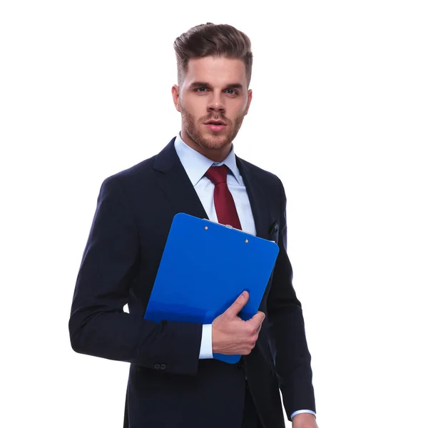 Retrato Empresário Bonito Segurando Uma Área Transferência Azul Enquanto Sobre — Fotografia de Stock