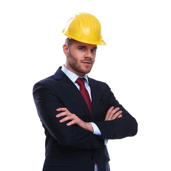 白い背景の上に立っている間エンジニア ヘルメット身に着けている自信を持っているビジネスマンの肖像画 — ストック写真