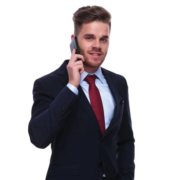 Retrato Belo Empresário Falando Telefone Enquanto Estava Fundo Branco Com — Fotografia de Stock