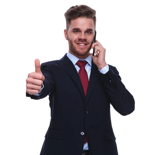 Retrato Jovem Homem Negócios Sorrindo Falando Telefone Fazendo Sinal Enquanto — Fotografia de Stock
