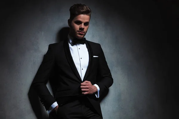 Portrait Relaxed Man Unbuttoning His Tuxedo Black Suit While Leaning — Stock Photo, Image