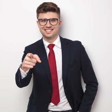 gözlük ve Donanma takım puan parmak açık gri renkli, portre resim üzerinde dururken ile gülümseyen iş adamı