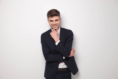 Donanma takım ayakta açık gri renkli üzerinde gülümseyen dalgın işadamı portresi