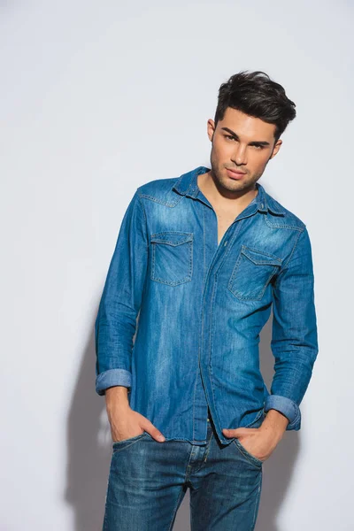 Sexy Jeune Homme Portant Des Vêtements Denim Debout Sur Fond — Photo