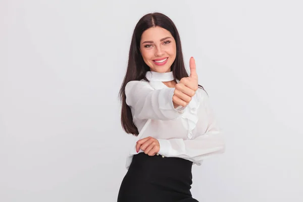 Portret Van Mooie Brunette Zakenvrouw Duimen Omhoog Teken Terwijl Lichte — Stockfoto