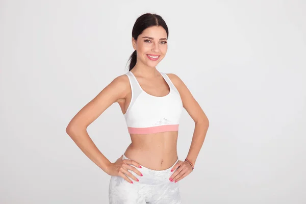 Retrato Chica Forma Segura Traje Gimnasio Blanco Pie Sobre Fondo —  Fotos de Stock