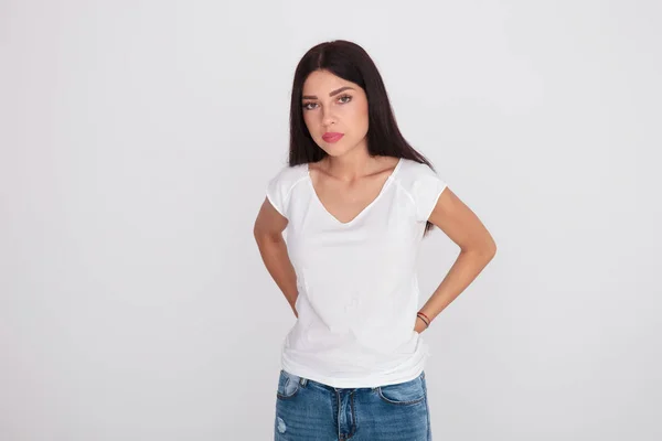 Hermosa Chica Morena Con Una Camiseta Blanca Pie Sobre Fondo — Foto de Stock