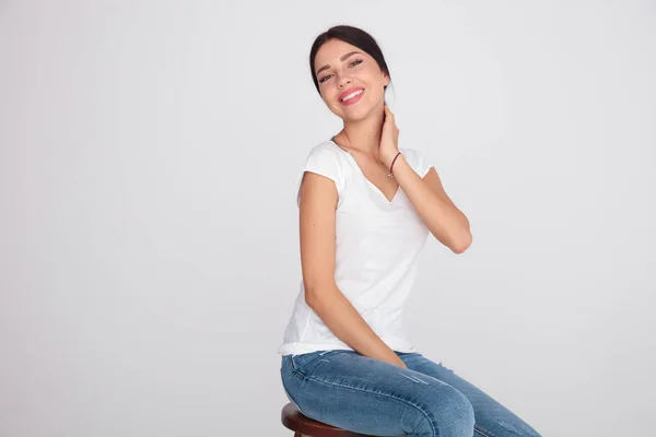 Sensual Bela Mulher Branco Shirt Sentado Cadeira Madeira Fundo Cinza — Fotografia de Stock