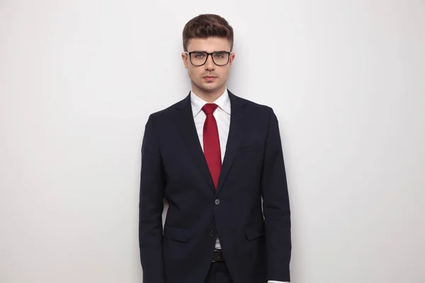 Portret Atrakcyjny Biznesmen Okularach Stojąc Jasnoszarym Tle — Zdjęcie stockowe