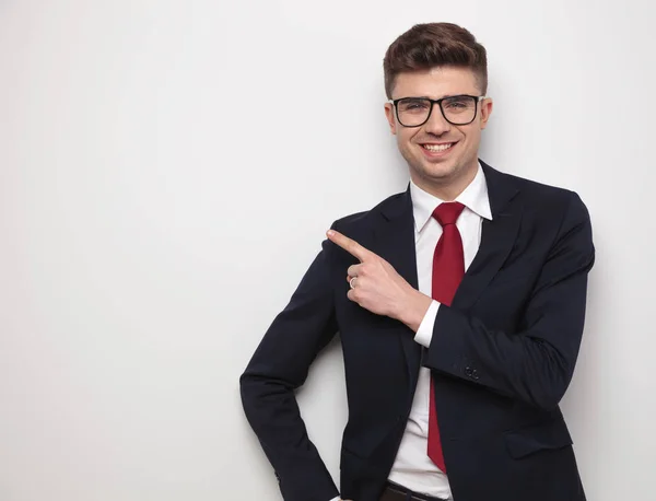 Retrato Jovem Empresário Sorridente Usando Óculos Sol Apontando Para Lado — Fotografia de Stock