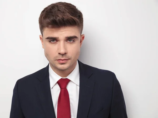 Retrato Joven Hombre Negocios Traje Azul Marino Con Corbata Roja — Foto de Stock