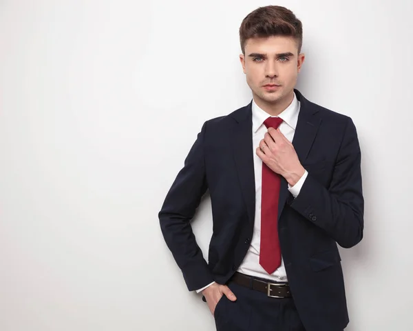 Retrato Hombre Negocios Relajado Guapo Fijando Corbata Roja Mientras Está —  Fotos de Stock