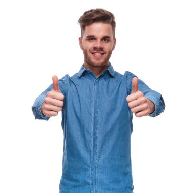 Beyaz arka plan üzerinde duran iki eliyle işaret Yaşasın yapma çekici casual adam portresi