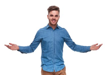 jest duran beyaz arka plan üzerine açık yapma rahat genç adam portresi eller