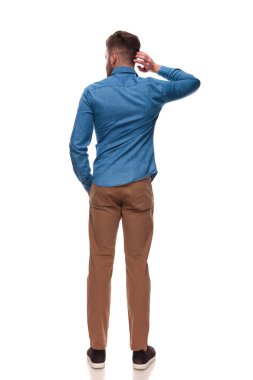 arkadan görünüşü rahat rahat adam başını ve loking tarafında duran beyaz zemin üzerine, tam uzunlukta resim tırmalamak