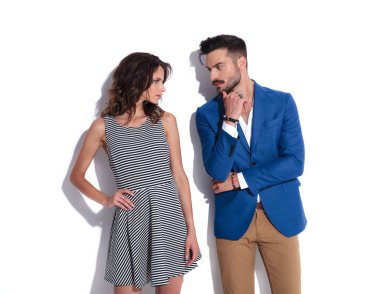 Romantik Çift ayakta beyaz bir duvar yakınındaki ve birbirimizi, portre resim