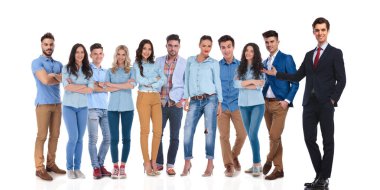 o beyaz arka plan, tarafta onları eliyle tam vücut gösterilen duruyor iken rahat ekibi sunulması iş adamı takım lideri