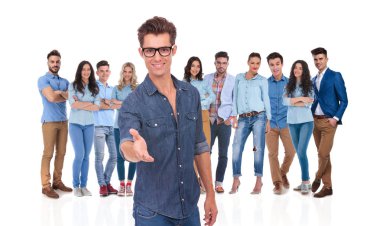 Genç casual adam gözlük ile bir el sıkışma insanların onun grup ile ağırlamaktadır