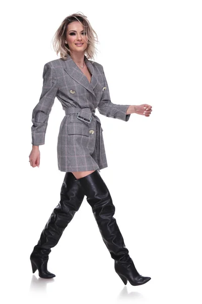 Femme Souriante Costume Carreaux Gris Longues Bottes Cuir Noir Marche — Photo