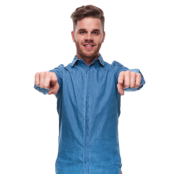 Retrato Hombre Casual Sonriente Con Una Camisa Azul Señalando Los —  Fotos de Stock