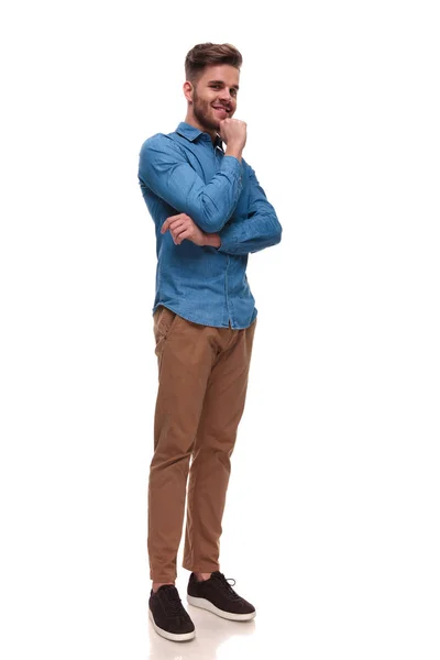 Улыбающийся Молодой Человек Голубой Рубашке Стоящий Белом Фоне Думающий — стоковое фото