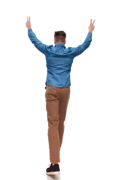 Back View Stepping Casual Man Making Peace Sign Both Hands — Stock Photo, Image