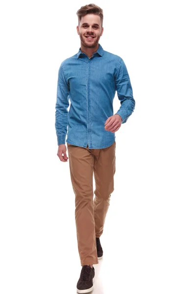 Hombre Casual Feliz Con Camisa Azul Caminando Hacia Adelante Sobre — Foto de Stock