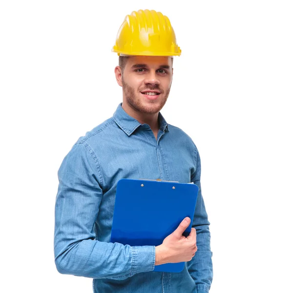 Porträt Eines Beiläufigen Ingenieurstudenten Mit Blauem Klemmbrett Auf Weißem Hintergrund — Stockfoto