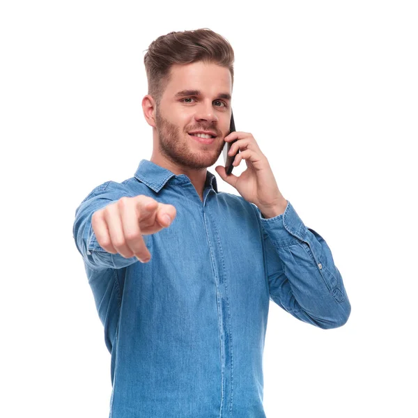 Joven Hombre Casual Hablando Por Teléfono Señala Dedo Mientras Está — Foto de Stock
