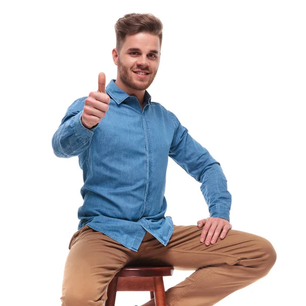 Retrato Homem Casual Sentado Vestindo Camisa Azul Fazendo Polegares Para — Fotografia de Stock