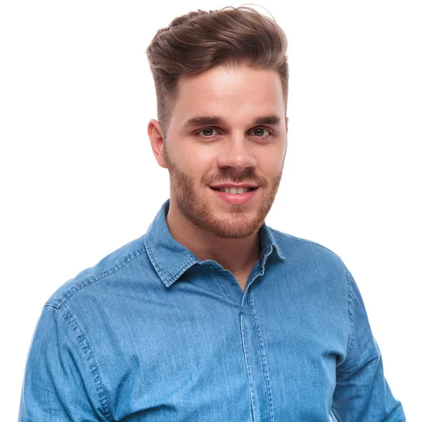 Retrato Atraente Jovem Casual Homem Camisa Azul Sobre Fundo Branco — Fotografia de Stock