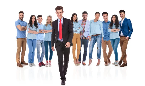 Sorridente Empresário Líder Grupo Andando Para Frente Frente Sua Equipe — Fotografia de Stock