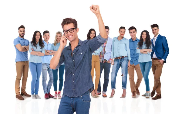 Grupo Casual Con Joven Líder Exitoso Inteligente Hablando Por Teléfono — Foto de Stock