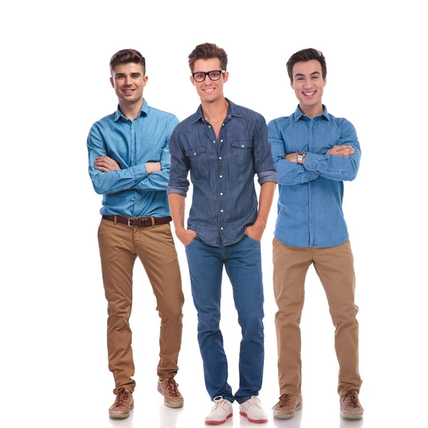 Glücklich Lässiges Team Von Drei Selbstbewussten Männern Die Auf Weißem — Stockfoto