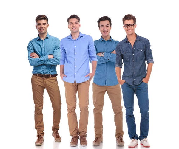 Vier Jonge Casual Mannen Permanent Samen Witte Achtergrond Terwijl Het — Stockfoto